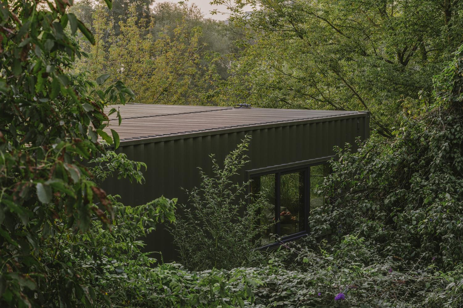 Habitat modulaire en bois conçu par Ginkgo Studio, intégré dans un paysage naturel